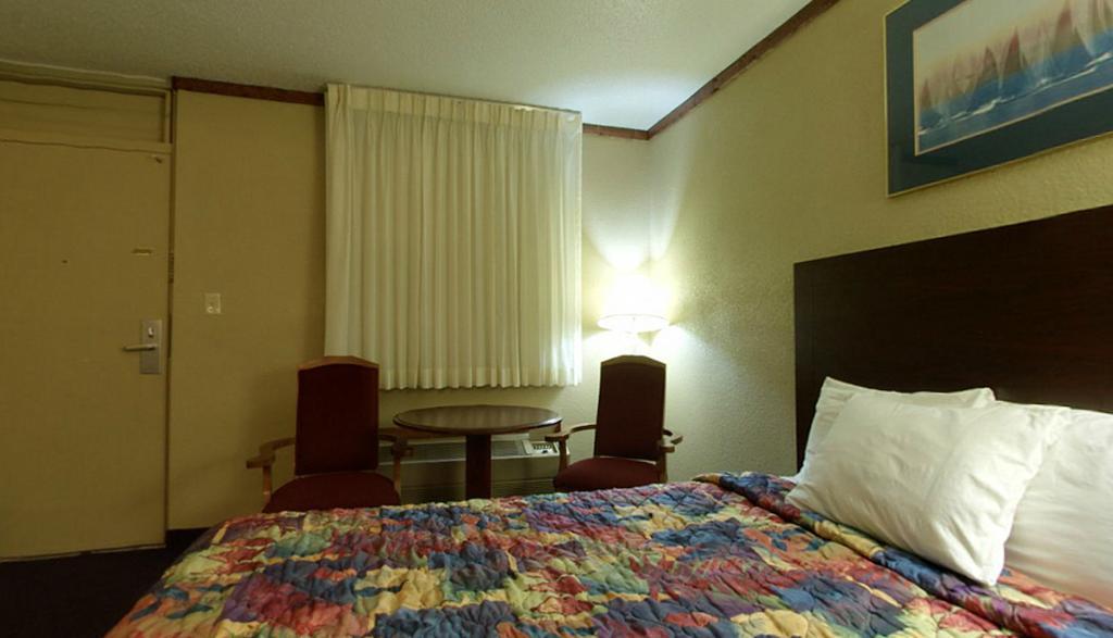 Americas Best Value Inn Ньютон Номер фото