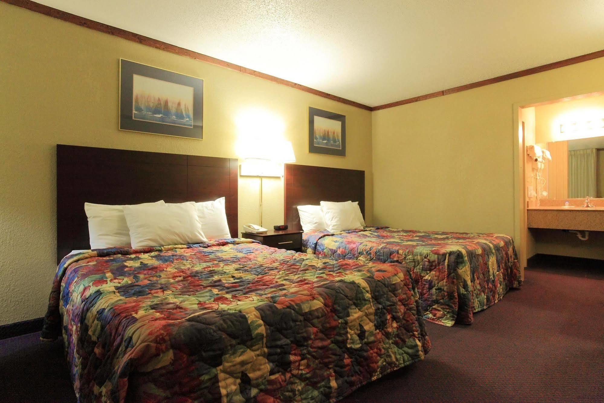 Americas Best Value Inn Ньютон Номер фото